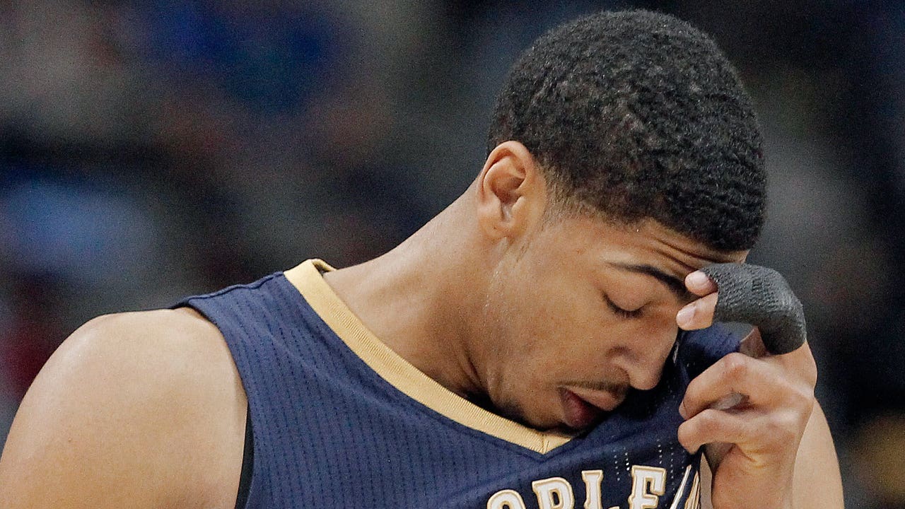 Pelicans' Davis day-to-day with left shoulder sprain